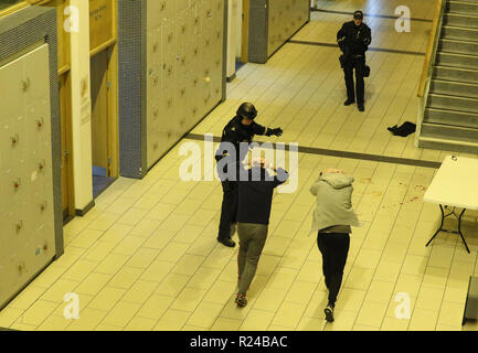 Die Redaktion HINWEIS: DIES IST EINE ÜBUNG Gardasee Offiziere an der Operation Barracuda, ein Training übung simulieren einen terroristischen Angriff nehmen, an der Dublin City University. Stockfoto