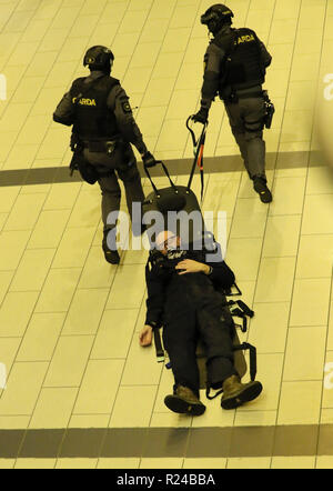 Die Redaktion HINWEIS: DIES IST EINE ÜBUNG Gardasee Offiziere nehmen an einem Unfall während des Betriebs Barracuda, ein Training übung simulieren ein terroristischer Angriff, an der Dublin City University. Stockfoto