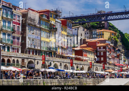 Traditionelle bunte Gebäuden mit Balkonen und Sonnenschirme am Ufer des Douro in den Stadtteil Ribeira, Porto, Portugal, Europa Stockfoto