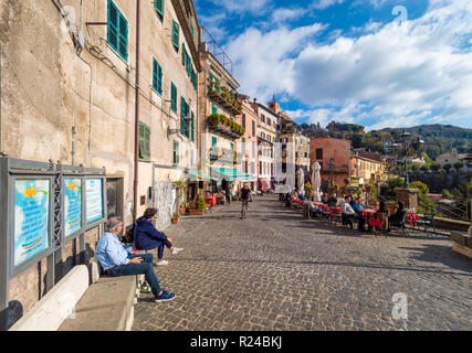 Nemi (Italien) - Eine schöne, kleine Stadt, in der Metropole Rom, auf dem Hügel mit Blick auf den See Nemi, einem vulkanischen Krater See. Stockfoto