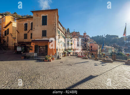 Nemi (Italien) - Eine schöne, kleine Stadt, in der Metropole Rom, auf dem Hügel mit Blick auf den See Nemi, einem vulkanischen Krater See. Stockfoto
