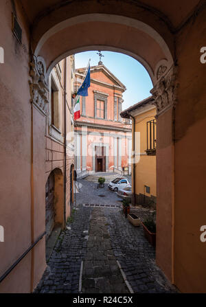 Nemi (Italien) - Eine schöne, kleine Stadt, in der Metropole Rom, auf dem Hügel mit Blick auf den See Nemi, einem vulkanischen Krater See. Stockfoto