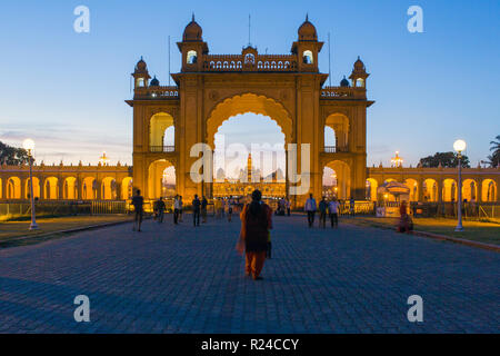 City Palace, Eingangstor des Maharaja Palace, Mysore, Karnataka, Indien, Asien Stockfoto