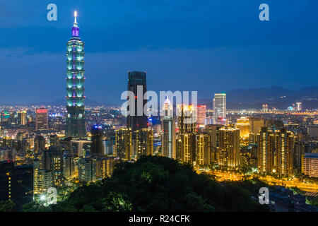 Skyline der Stadt und den Taipeh 101 Gebäude in der Xinyi district, Taipei, Taiwan, Asien Stockfoto