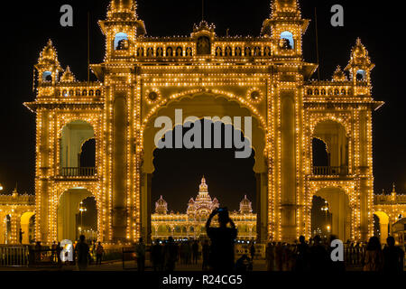 City Palace, Eingangstor des Maharaja Palace, Mysore, Karnataka, Indien, Asien Stockfoto