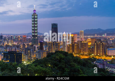 Skyline der Stadt und den Taipeh 101 Gebäude in der Xinyi district, Taipei, Taiwan, Asien Stockfoto