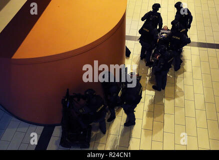 Die Redaktion HINWEIS: DIES IST EINE ÜBUNG die Mitglieder der Gardasee Emergency Response Unit (ERU) und Akteure im Betrieb Barracuda, ein Training übung simulieren ein terroristischer Angriff, an der Dublin City University. Bild Datum: Freitag, 16. November 2018. Siehe PA Geschichte irischen Terrors. Photo Credit: Brian Gesetzlosen/PA-Kabel Stockfoto