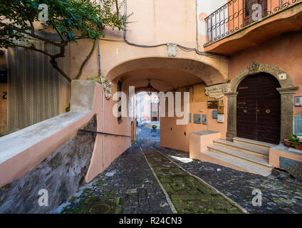 Nemi (Italien) - Eine schöne, kleine Stadt, in der Metropole Rom, auf dem Hügel mit Blick auf den See Nemi, einem vulkanischen Krater See. Stockfoto