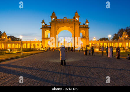 City Palace, Eingangstor des Maharaja Palace, Mysore, Karnataka, Indien, Asien Stockfoto