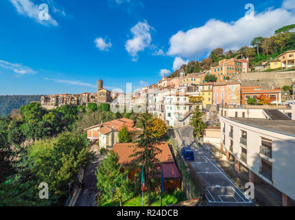 Nemi (Italien) - Eine schöne, kleine Stadt, in der Metropole Rom, auf dem Hügel mit Blick auf den See Nemi, einem vulkanischen Krater See. Stockfoto