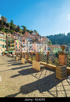 Nemi (Italien) - Eine schöne, kleine Stadt, in der Metropole Rom, auf dem Hügel mit Blick auf den See Nemi, einem vulkanischen Krater See. Stockfoto