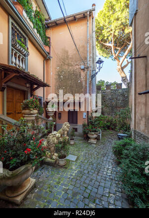 Nemi (Italien) - Eine schöne, kleine Stadt, in der Metropole Rom, auf dem Hügel mit Blick auf den See Nemi, einem vulkanischen Krater See. Stockfoto