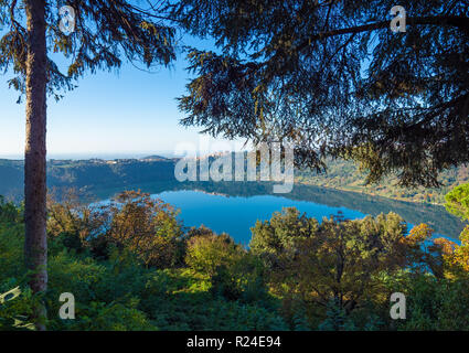 Nemi (Italien) - Eine schöne, kleine Stadt, in der Metropole Rom, auf dem Hügel mit Blick auf den See Nemi, einem vulkanischen Krater See. Stockfoto