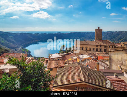 Nemi (Italien) - Eine schöne, kleine Stadt, in der Metropole Rom, auf dem Hügel mit Blick auf den See Nemi, einem vulkanischen Krater See. Stockfoto