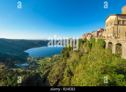 Nemi (Italien) - Eine schöne, kleine Stadt, in der Metropole Rom, auf dem Hügel mit Blick auf den See Nemi, einem vulkanischen Krater See. Stockfoto