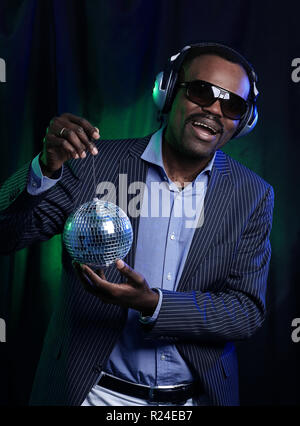 African American man Disco Kugel über schwarzen Hintergrund Stockfoto