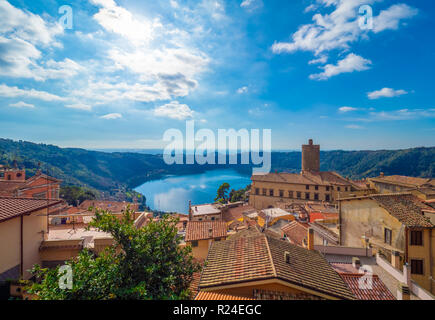 Nemi (Italien) - Eine schöne, kleine Stadt, in der Metropole Rom, auf dem Hügel mit Blick auf den See Nemi, einem vulkanischen Krater See. Stockfoto