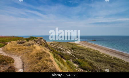 Blick von Hengistbury Head in der Nähe von Christchurch, Dorset, Großbritannien auf die Nadeln Landspitze und Tennyson Down auf der Isle of Wight Stockfoto