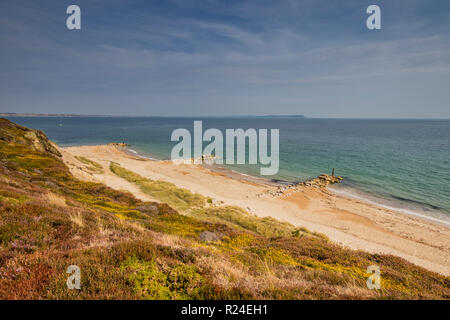 Blick von Hengistbury Head in der Nähe von Christchurch, Dorset, Großbritannien auf die Nadeln Landspitze und Tennyson Down auf der Isle of Wight Stockfoto