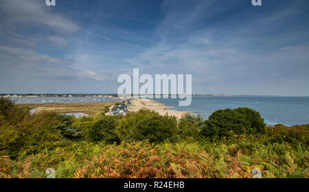 Blick von Hengistbury Head in Richtung Strand Hütten von East Cliff, Mudeford Sandbank in der Nähe von Christchurch, Dorset, Großbritannien Stockfoto