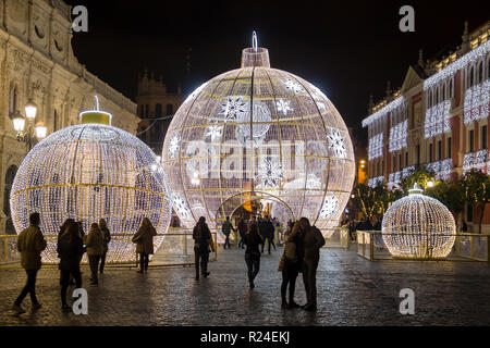 Sevilla, Spanien - 15. Dezember 2017: Beleuchtete Urlaub Dekorationen auf San Francisco Square in der Nähe von City Hall im Zentrum von Sevilla. Stockfoto