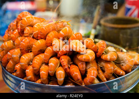 Frisch zubereitete asiatische würzige gedämpfte Garnelen auf Market in Bangkok. Traditionelle thailändische Küche aus frischen Zutaten. Stockfoto