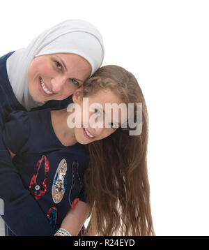 Happy muslimische Mutter und Tochter isoliert auf weißem Stockfoto