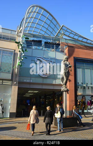 Käufer betreten und verlassen Trinity Shopping Komplex Leeds yorkshire United Kingdom Stockfoto