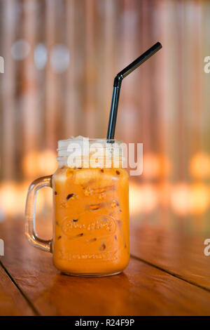 Frisch zubereiteten süßen Eis kalt Thai Milch Kaffee in einem lokalen Restaurant auf Koh Mook Insel. Traditionelle thailändische Küche aus frischen Zutaten. Stockfoto