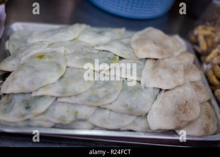 Frisch zubereitete asiatische gedämpft Schnittlauch Reis dimsum Knödel auf dem lokalen Markt in Krabi Stadt. Traditionelle thailändische Küche aus frischen Zutaten. Stockfoto