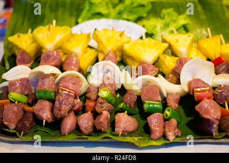 Frischen asiatischen würzigem Schweinefleisch und Gemüse Spieße Grillen auf dem lokalen Markt in Krabi Stadt. Traditionelle thailändische Küche aus frischen Zutaten. Stockfoto