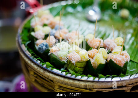 Frischen asiatischen Kokosnuss Gelee Kugeln im Bananenblatt Schalen. Traditionelle thailändische Küche aus frischen Zutaten. Stockfoto