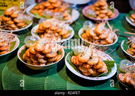 Frisch zubereitete asiatische würzige gedämpfte Garnelen auf Markt in Krabi. Traditionelle thailändische Küche aus frischen Zutaten. Stockfoto