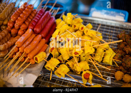 Frischen asiatischen würzig Knuspriges Hähnchen Wurst beißt auf dem lokalen Markt in Krabi. Traditionelle thailändische Küche aus frischen Zutaten. Stockfoto