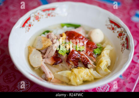 Frisch zubereitete asiatische aromatische Ente Suppe Suppe mit dimsum Knödel, Schweinefleisch, Kugeln und Nudeln in einem lokalen Restaurant auf Koh Lanta Island. Traditionelle Stockfoto