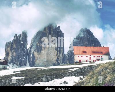 Tre Cime challet, 26. Mai 2018. Die Drei Zinnen runde Tour im Frühling zu Beginn der Saison. Stockfoto