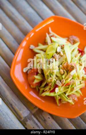 Frisch zubereitete asiatische Würzige Mango Som Tam stil Salat in einem lokalen Restaurant auf Koh Lanta Island. Traditionelle thailändische Küche aus frischen Zutaten. Stockfoto