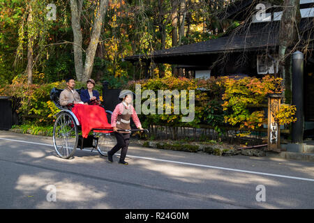 Eine Rikscha entlang Bukeyashiki Straße in Hakuba, Japan während der Fallhöhe Farbe. Stockfoto