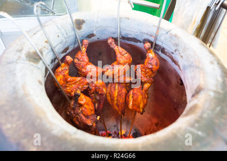 Frisch zubereitet malaysischen Tandoori Chicken Stücke in der indischen Backofen in einem lokalen Restaurant in Cameron Highlands. Traditionelle asiatische Küche aus frischen ingr Stockfoto