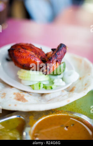 Frisch zubereitet malaysischen Tandoori Chicken mit Dhal und Naan Brot in einem lokalen Restaurant in Cameron Highlands serviert. Traditionelle asiatische Küche Stockfoto