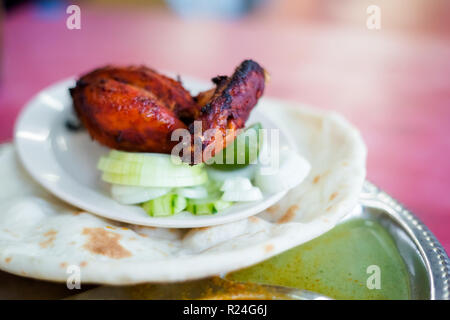 Frisch zubereitet malaysischen Tandoori Chicken mit Dhal und Naan Brot in einem lokalen Restaurant in Cameron Highlands serviert. Traditionelle asiatische Küche Stockfoto