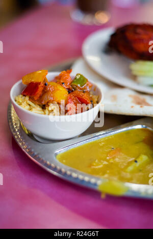 Frisch zubereitet malaysischen Tandoori Chicken mit Dhal und Naan Brot in einem lokalen Restaurant in Cameron Highlands serviert. Traditionelle asiatische Küche Stockfoto