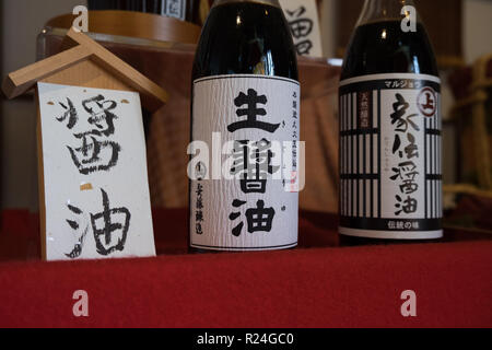 Um die Anzeige an einem traditionellen Soke Brauerei shop in Kaunodate, Japan. Stockfoto