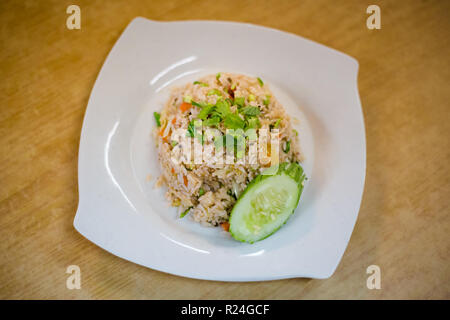 Frisch zubereitet malaysischen Nasi Kerabu gebratener Reis mit Gemüse in einem lokalen Restaurant in Kuala Kangsar. Traditionelle asiatische Küche aus frischen ingredie Stockfoto