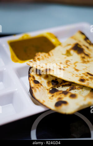 Frisch zubereitet malaysischen Naan Brot, Pfannkuchen und Dhal Frühstück in einem lokalen Restaurant in Kuala Lumpur serviert. Traditionelle asiatische Küche aus frischen Stockfoto