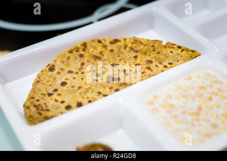 Frisch zubereitet malaysischen ajwan Naan Brot, Pfannkuchen im lokalen Restaurant in Kuala Lumpur serviert. Traditionelle asiatische Küche aus frischen Zutaten. Stockfoto