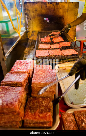 Frisch zubereitet malaysischen Chinesisch Schweinefleisch ruckartig Bak Kwa in einem lokalen Restaurant in Kuala Lumpur serviert. Traditionelle asiatische Küche aus frischen Zutaten. Stockfoto