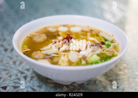 Frisch zubereitet malaysischen gemischt Fleischbrühe Suppe in einem lokalen Restaurant in Kuala Lumpur serviert. Traditionelle asiatische Küche aus frischen Zutaten. Stockfoto