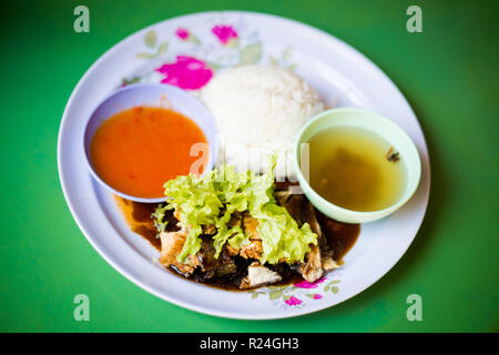 Frisch zubereitet malaysischen Huhn set serviert mit Reis und Sweet Chili Sauce und Klare Suppe in einem lokalen Restaurant in Malakka. Traditionelle asiatische Küche Stockfoto