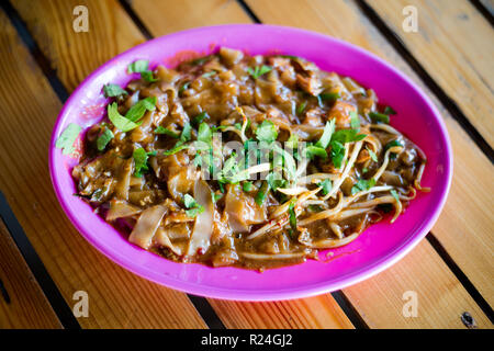 Frisch zubereitet malaysischen Char Kuey teow Nudeln in einem lokalen Restaurant auf Pangkor Island. Traditionelle asiatische Küche aus frischen Zutaten. Stockfoto